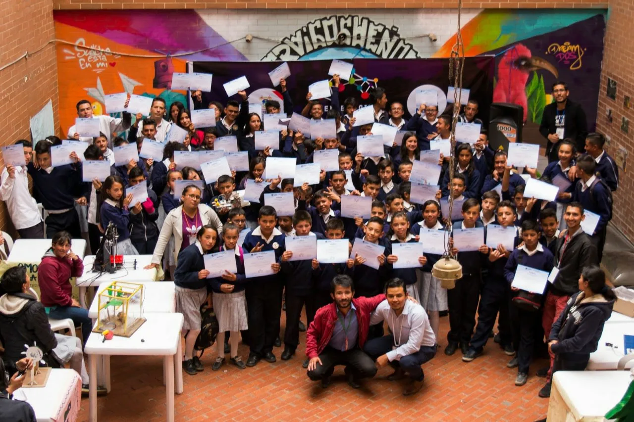 Alumnos trabajando en proyectos de robótica y programación